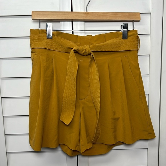 Athleta Skyline II Paperbag Waist Pleated Belted Shorts Size 8 Tuscan Gold - Picture 3 of 9